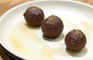 Чоколадни топчиња: Рецептот за брзи свечени колачи ќе ги воодушеви дури и најпребирливите гости