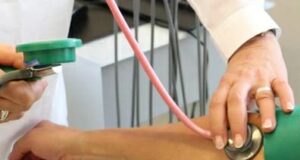 ДАЛИ ВИ СКОКА КРВНИОТ ПРИТИСОК? Оваа лоша ноќна навика е главниот виновник