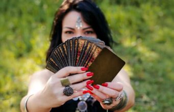 Ромски хороскоп за октомври 2025 година: Во следните 30 дена – некој ќе плаче од среќа, а некој од загуба