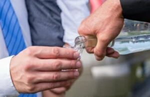 ДАЛИ КОРИСТИТЕ РАКИЈА КАКО ЛЕК? Ова се правилата што треба да ги следите