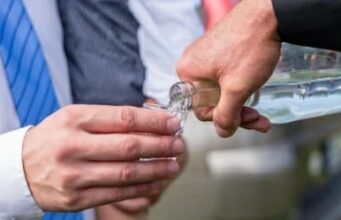 ДАЛИ КОРИСТИТЕ РАКИЈА КАКО ЛЕК? Ова се правилата што треба да ги следите