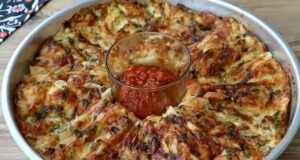 Никогаш не сте пробале поубава и понеобична турска пита: сочна е, богата со вкус и полна со сирење, а со ајвар е ненадминлива