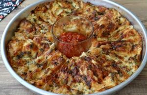 Никогаш не сте пробале поубава и понеобична турска пита: сочна е, богата со вкус и полна со сирење, а со ајвар е ненадминлива