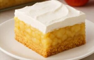 РАЈ ЗА СЕКОЈ ВКУС! Невообичаено лесна торта со пудинг и јаболка – без печење, но се топи во устата