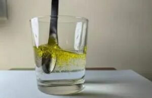 ВО ТОАЛЕТ ЗА 15 МИНУТИ: Напиток со само 2 состојки кој брзо решава запек, гасови и ги чисти цревата – природно, брзо и без напор