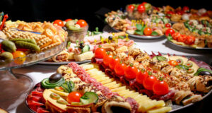 Како да го распоредите мезето за да изгледа како дело од кетеринг? 7 идеи за попразничен и елегантен изглед на свечената маса