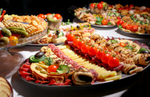 Како да го распоредите мезето за да изгледа како дело од кетеринг? 7 идеи за попразничен и елегантен изглед на свечената маса