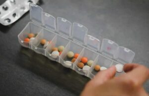 Лекови што не треба да се земаат навечер: Фармацевтите предупредуваат зошто никогаш не треба да се земаат пред спиење