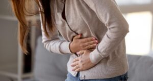 Грчеви и болки во стомакот: Што ги предизвикува и како да ги ублажите?