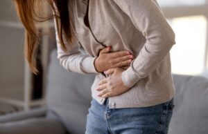 Грчеви и болки во стомакот: Што ги предизвикува и како да ги ублажите?