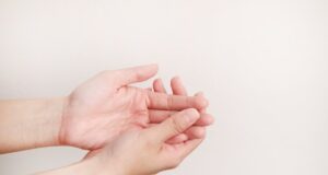 Ви трнеат рацете и прстите? Алармантен знак што укажува на сериозна состојба – веднаш посетете лекар