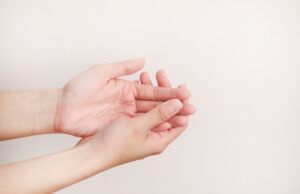 Ви трнеат рацете и прстите? Алармантен знак што укажува на сериозна состојба – веднаш посетете лекар