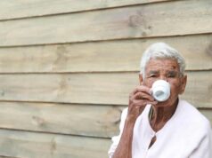 Еден скромен англиски селанец живеел 100 години благодарение на течноста што обично ја истураме!