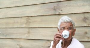 Еден скромен англиски селанец живеел 100 години благодарение на течноста што обично ја истураме!