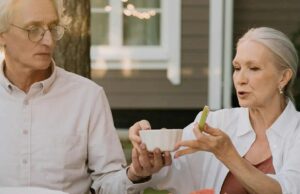 Храна што го подмладува мозокот: Еве што треба да јадете за да ја зачувате меморијата по 60-тата година