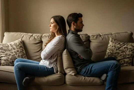 Терапевт кој работел со над 100 парови открива: 3 иритирачки навики најмногу ги уништуваат врските