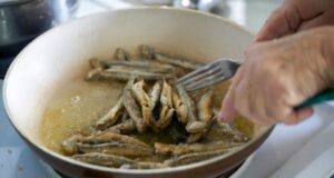 Дали мирисот на пржена риба ве вознемирува и ве нервира? Евтин трик го спречува ширењето и останува во куќата со денови