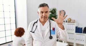 5 прегледи што треба да ги направи секој маж над 50 години