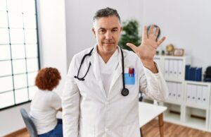 5 прегледи што треба да ги направи секој маж над 50 години