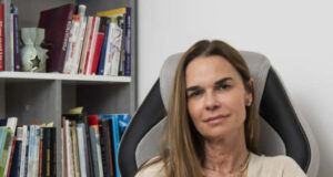 Терапевт објаснува како искуствата од детството ги обликуваат односите и одлуките во зрелоста