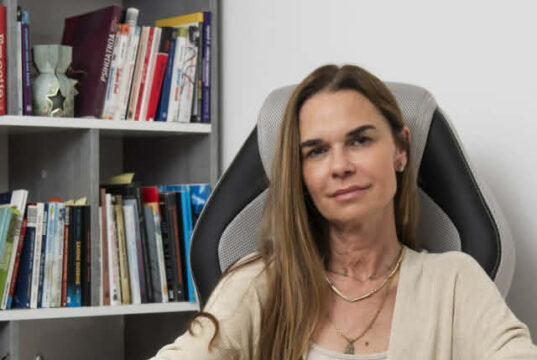 Терапевт објаснува како искуствата од детството ги обликуваат односите и одлуките во зрелоста