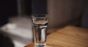 Секое утро додавајте прстофат од овој зачин во водата: Гледајте како вашите масти на стомакот се топат и исчезнуваат!