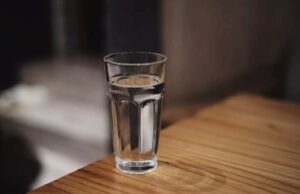 Секое утро додавајте прстофат од овој зачин во водата: Гледајте како вашите масти на стомакот се топат и исчезнуваат!