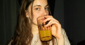 Маслиново масло и лимон пред спиење: Што навистина се случува во телото и дали овој тренд има смисла