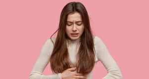 Изедете само 1 лажица пред спиење: Древниот лек кој ги чисти цревата, а наутро ќе се чувствувате како да имате 20 години