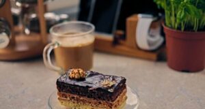 Коцки капучино: Едноставна торта што освојува со првиот залак – подобра од тирамису