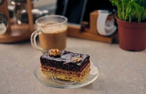 Коцки капучино: Едноставна торта што освојува со првиот залак – подобра од тирамису