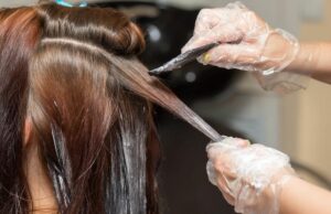 Да ја измиете косата пред фарбање или не? Познат фризер вели дека бојата нема да „зафати“ ако ги следите советите на нашите мајки и баби