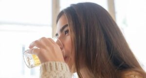 Испијте го овој напиток штом ќе станете: Ги топи мастите и ја отстранува надуеноста како рака