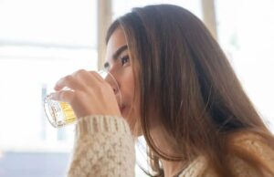 Испијте го овој напиток штом ќе станете: Ги топи мастите и ја отстранува надуеноста како рака