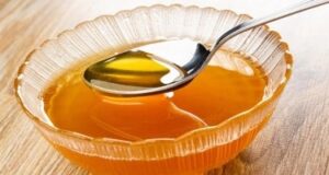 Престанете сега: Еве што се случува кога ќе ставите мед во метална лажица