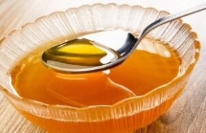 Престанете сега: Еве што се случува кога ќе ставите мед во метална лажица