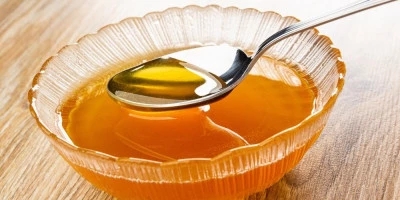 Престанете сега: Еве што се случува кога ќе ставите мед во метална лажица