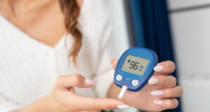 Телото испраќа предупредување: 9 симптоми дека шеќерот во крвта ви е превисок – реагирајте на време