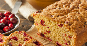 Колач со брусница и ореви