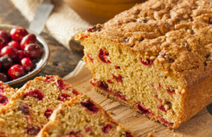 Колач со брусница и ореви