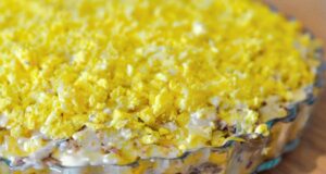 МИМОЗА салата без мајонез: Полесна верзија на омиленото гарнирче – дури и подобра од класичната