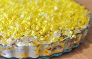 МИМОЗА салата без мајонез: Полесна верзија на омиленото гарнирче – дури и подобра од класичната