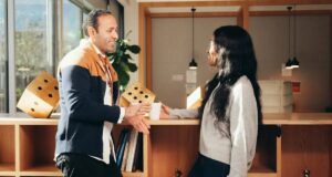 Како да препознаете опасен манипулатор? Овие знаци покажуваат дека нарцисот ве влече во својата стапица