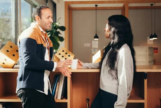 Како да препознаете опасен манипулатор? Овие знаци покажуваат дека нарцисот ве влече во својата стапица