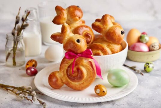 Велигденски зајчиња што децата ќе ги обожаваат: Рецепт за преслатко тесто што ја прави трпезата неодолива