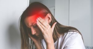 Што значи болка во слепоочниците? Од стрес до сериозни болести – еве кога да посетите лекар
