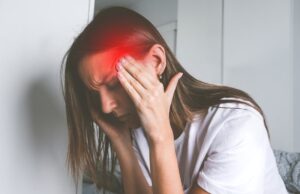 Што значи болка во слепоочниците? Од стрес до сериозни болести – еве кога да посетите лекар