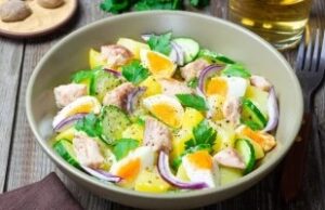 Пролетна салата со јајца и зеленчук: Кремаста, шарена и совршена за велигденската трпеза