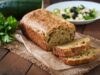 Нема чекање тестото да нарасне: Вкусен и сочен леб од тиквички и сирење што мора да го пробате
