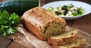 Нема чекање тестото да нарасне: Вкусен и сочен леб од тиквички и сирење што мора да го пробате